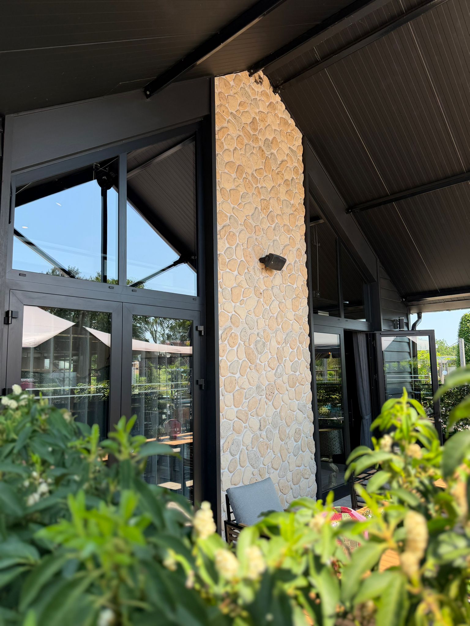 Bedrijfspand met houten gevel en beplanting